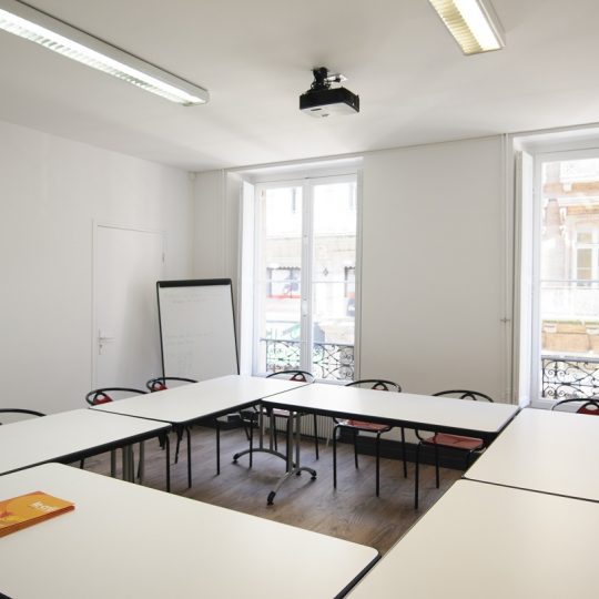 14-beaux-intérieurs-salle de réunion-rénové-vidéo-projecteur