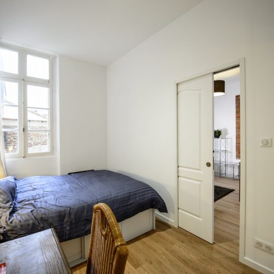chambre-moderne-parquet-porte-coulissante