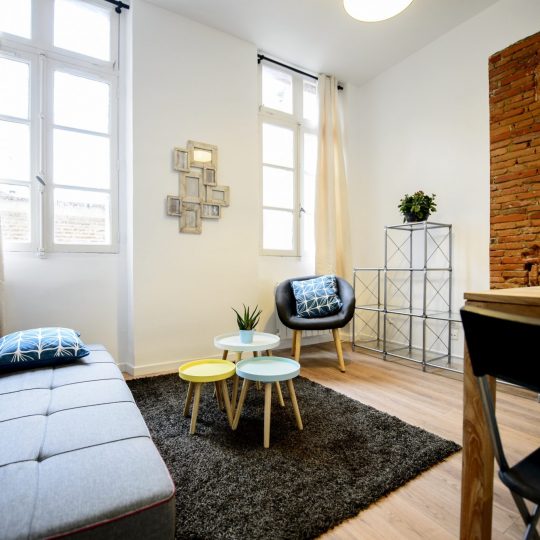 renovation-decoration-salon-brique-moderne
