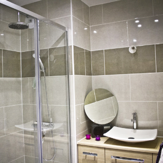 salle de bain rénovée avec meuble et douche salle de bain rénovée avec meuble et douche