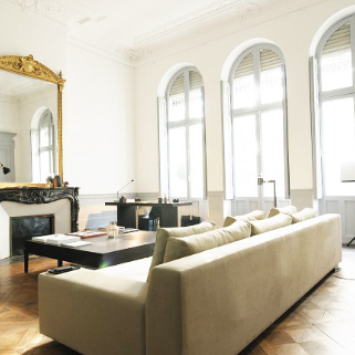 salon-ancien-canapé-moderne Salon d'un appartement toulousain rénové avec canapé et grandes fenêtres