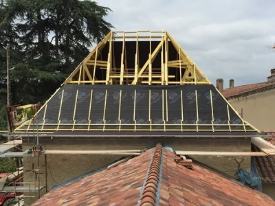 Rénovation toiture : charpente fermette et couverture