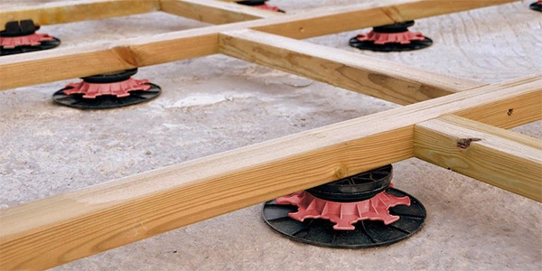 Étanchéité toit terrasse : finition lambourdes sur plots